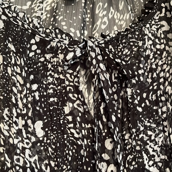 Express Women’s Flowy Top with Elastic Bottom - Picture 3 of 6